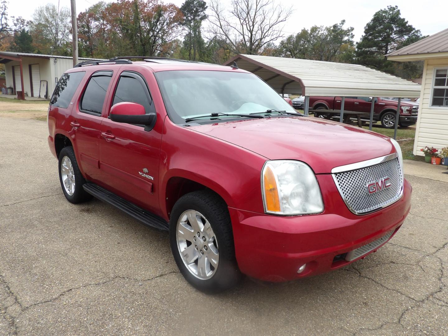 2012 Crystal Claret Tincoat /Tan GMC Yukon SLT (1GKS1CE00CR) with an 5.3L V8 engine, Automatic transmission, located at 401 First NE, Bearden, AR, 71720, (870) 687-3414, 33.726528, -92.611519 - Photo#24